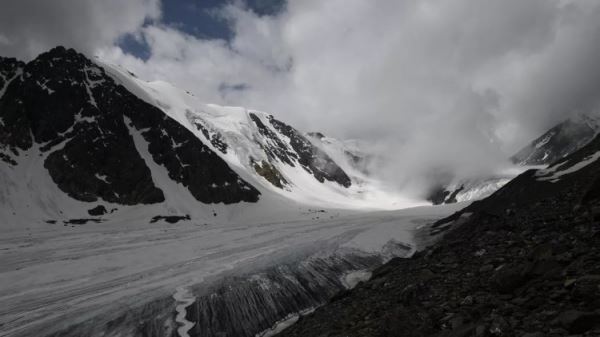<br />
				Географы обнаружили сокращение ледников в горах Алтая в два раза	