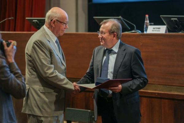 <br />
				Второй день общего собрания членов РАН посвятили награждению ученых	