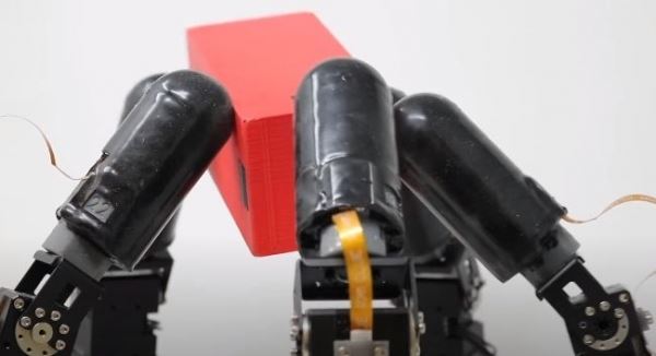 Роботизированная рука манипулирует различными объектами используя только сенсорное восприятие