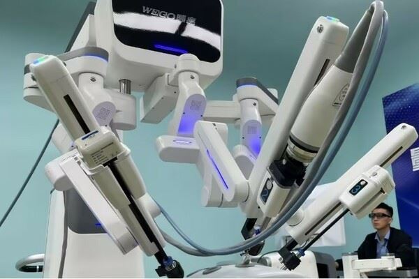 В КНР разработан аналог американского роботизированного хирургического комплекса Da Vinci